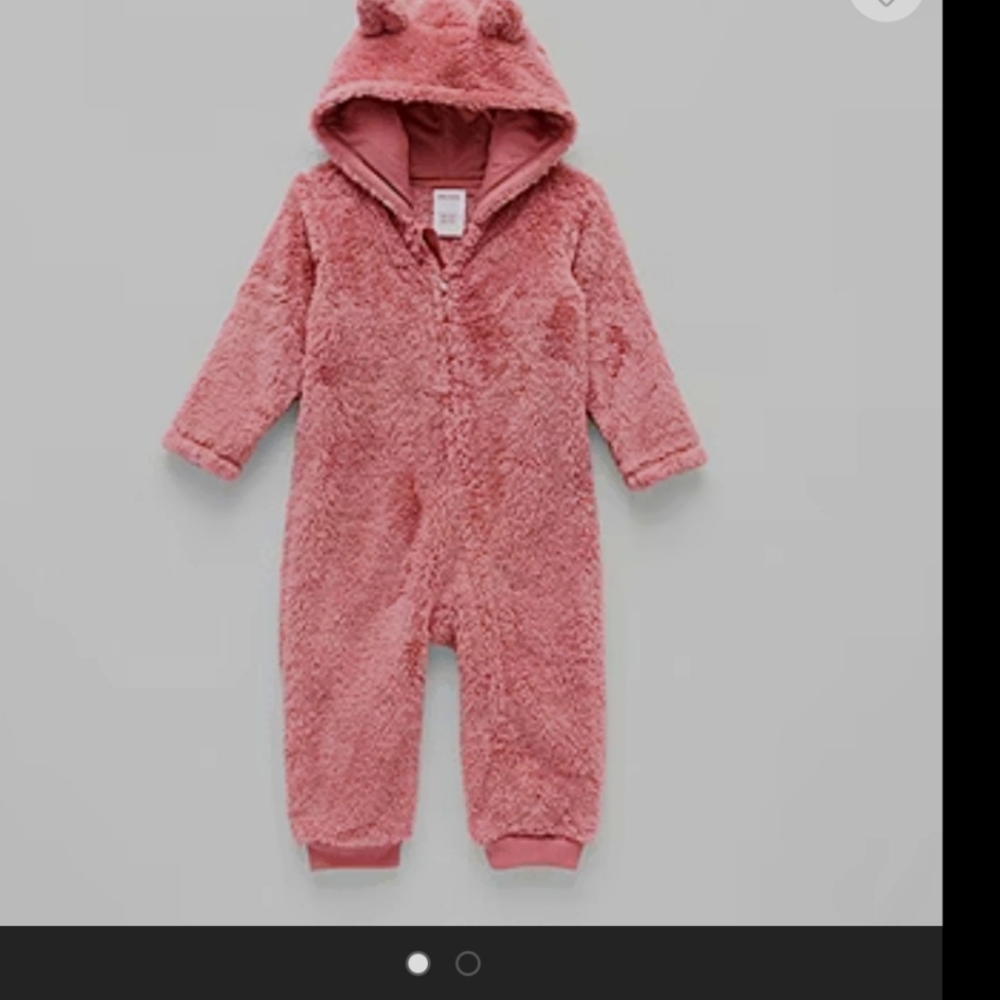 Baby girls size 6 to 9 months. Our baby girl is a premiee so won't have chance